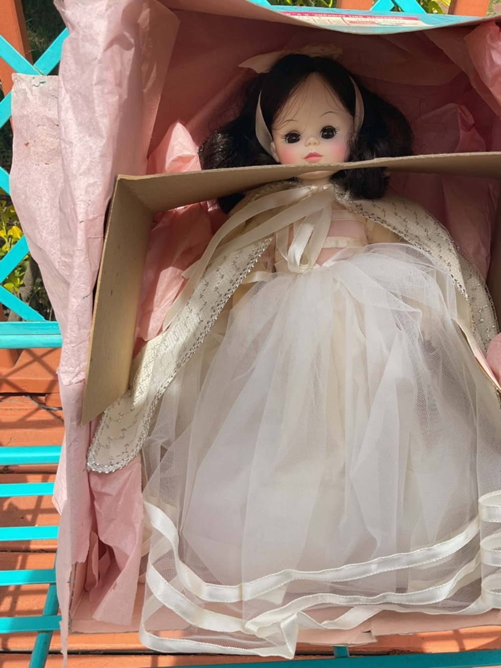 Madame Alexander Snow White (1555) Tulle Party Doll with Dark Brown Hair